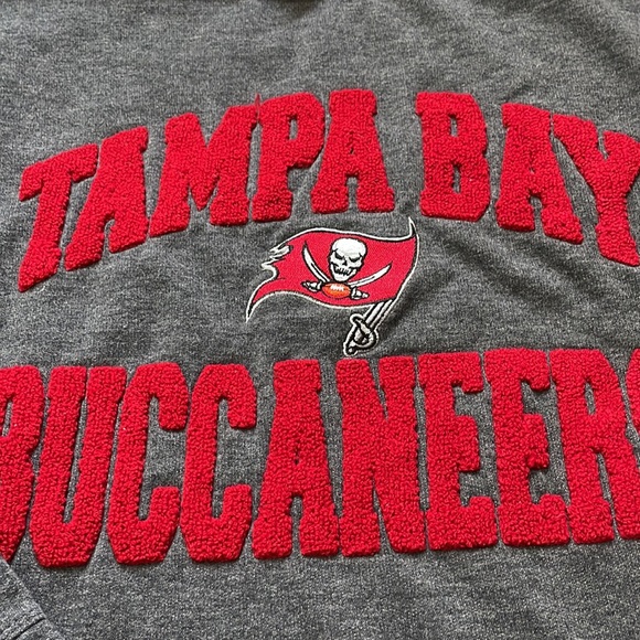 Tampa Bay Buccaneers sweatshirt - Picture 3 of 7